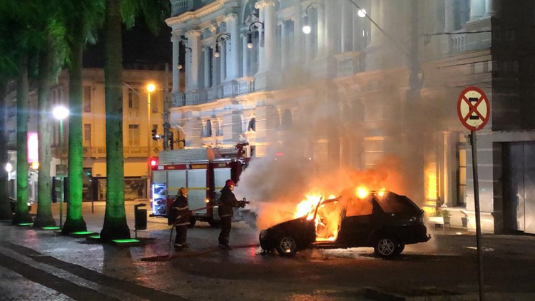 carro pega fogo sérgio bara