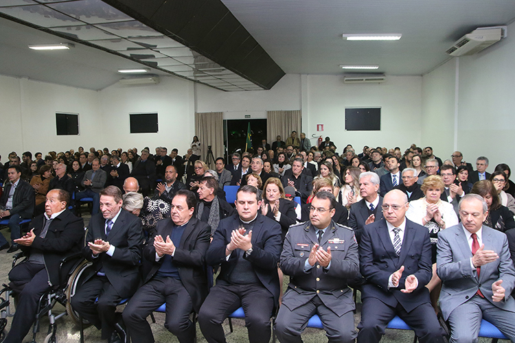 Juracy Neves recebe honraria da Associação Comercial 1 comenda interna fernando priamo