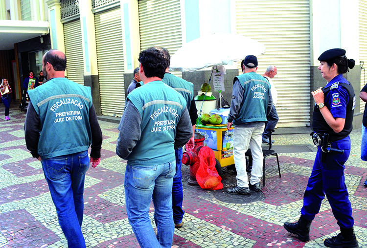 Operação coíbe comércio irregular no Centro de Juiz de Fora 2 fiscalização2