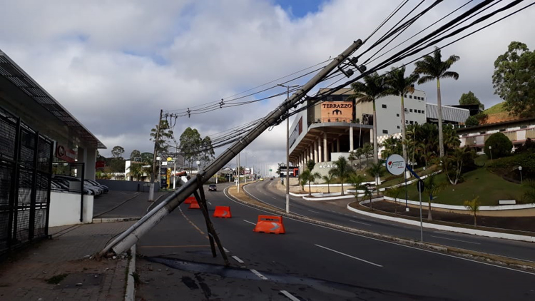 Carro bate em poste na Deusdedit Salgado 1 poste olavo