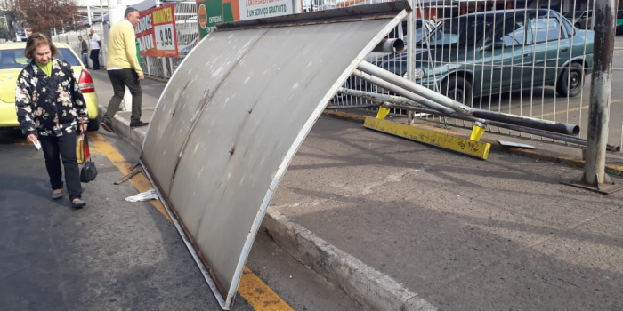 Ponto de ônibus cai na Benjamin Constant, mas não fere pedestres 1 queda ponto
