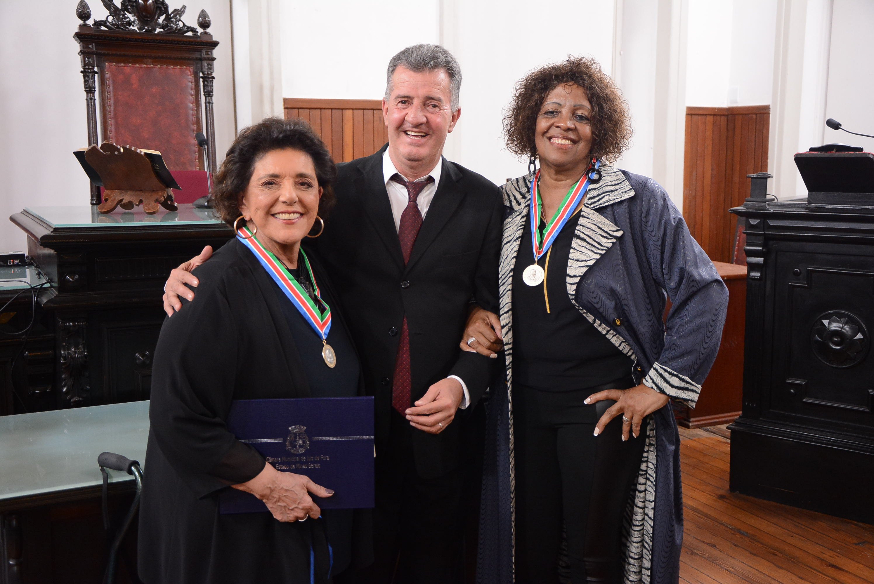 O presidente da Câmara, Luiz Octávio (Pardal) ladeado pela jornalista Leda Nagle e a cantora Ana Terra, na entrega da “Medalha Geraldo Pereira” 1 O presidente da Câmara, Luiz Octávio (Pardal) ladeado pela jornalista Leda Nagle e a cantora Ana Terra, na entrega da “Medalha Geraldo Pereira”