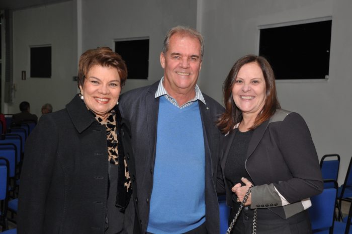 Vânia e Robson Sampaio com Sandra Sarmento Carrato em noite de 'coq' no Green Hill 1 Vânia e Robson Sampaio com Sandra Sarmento Carrato em noite de 'coq' no Green Hill Foto: Wólmer Monteiro