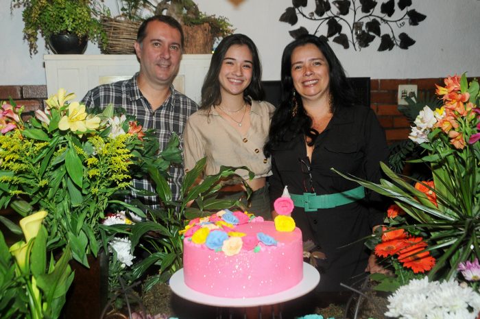 O ex-ministro da Saúde, José Saraiva Felipe, o anfitrião Evandro Ribeiro de Oliveira e Péricles Góes da Cruz 2 A aniversariante Caroline ladeada pelos pais Sérgio e Márcia Brigolini Foto: Andréa Ottoni