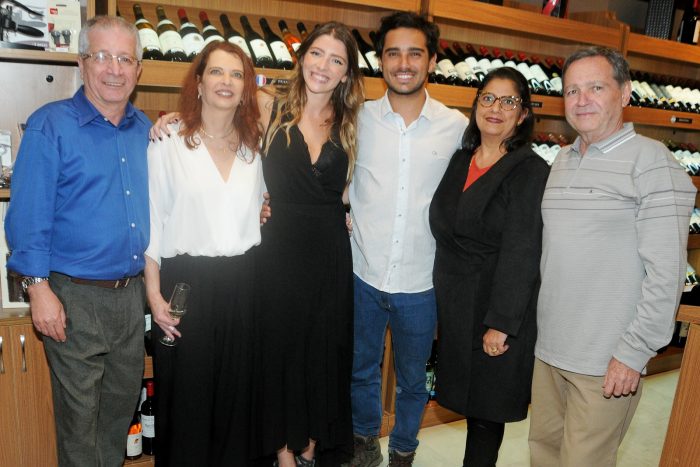 Carlos Sérgio e Celeste Negrão Martins Santos com a filha Tamiris Negrão e Pedro Queiroz (com os pais Vera e Eduardo Rocha Queiroz) 1 Carlos Sérgio e Celeste Negrão Martins Santos com a filha Tamiris Negrão e Pedro Queiroz (com os pais Vera e Eduardo Rocha Queiroz) na inauguração da Vinho & Ponto, no Spazio Design Foto: Andréa Ottoni