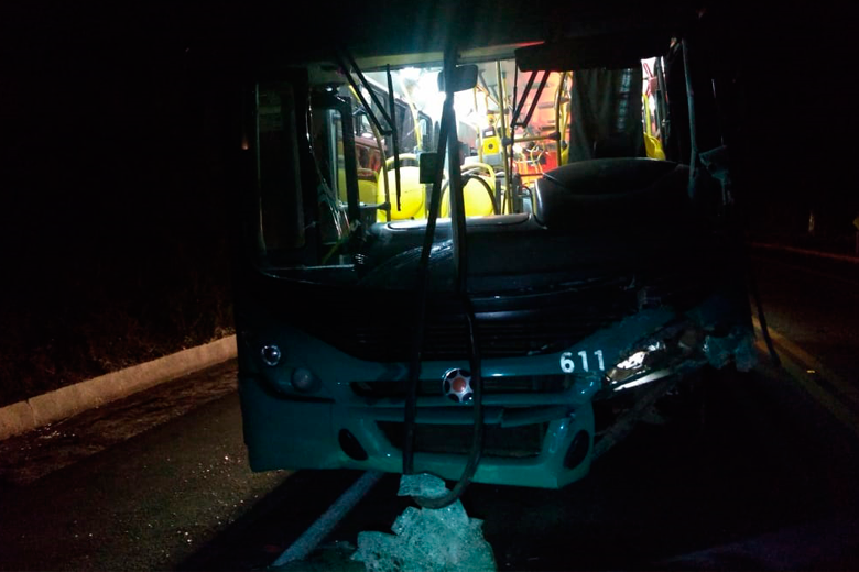 Acidente entre Van e ônibus urbano deixa um morto na BR-267 1 Acidente br 267 PRF