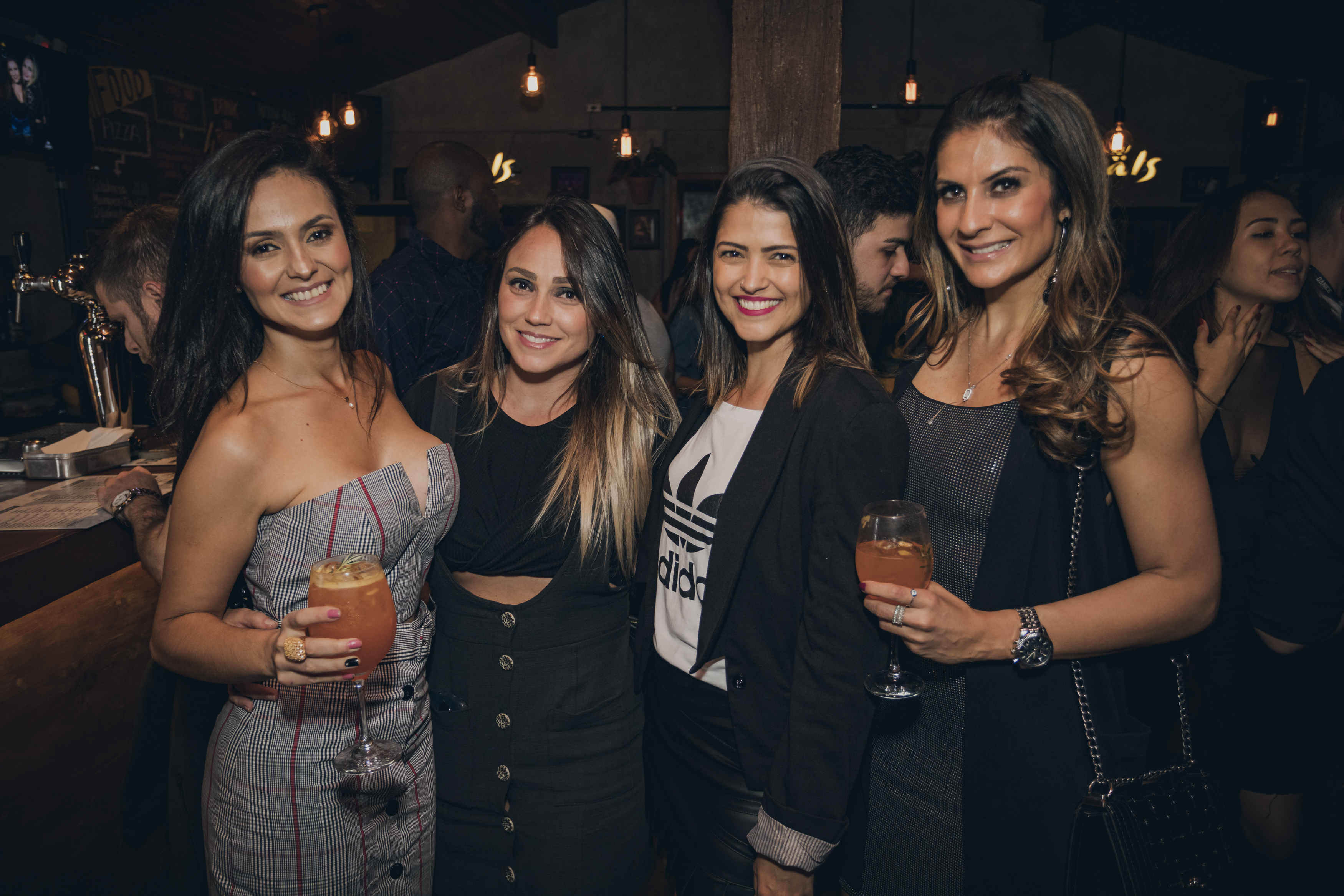 Amaranta Vilanova, Alessandra Ferreira, Kívia Lage e Alessandra Marquito iluminando a noite da Danke Club