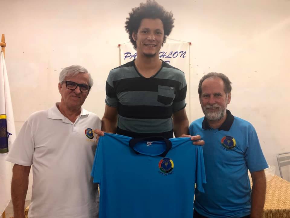 Jovino Campos e Guilherme Rossetto brindando com Antuérpia, no BBQ Company, em São Paulo 2 Antônio Carlos Reiff Werneck, o capitão de handebol da Seleção Brasileira, Thiagus Petrus e o presidente do Panatlhon Club, Basileu Tavares Foto: Portal Toque de Bola