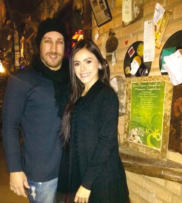 Aurélio Ciuffo e Jislane Marquez clicados no famoso Bar do Firma, em Ibitipoca
