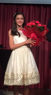 Luísa Rocha, pelas lentes de Johnny Pio, enfeita a coluna dominical 3 Recital em São Paulo: A cantora lírica Beatriz Guercio, de apenas 11 anos, apresentou seu terceiro recital, com repertório também em inglês e italiano, em Campinas (SP). Ela foi convidada pela coordenação do “Encontros Musicais: árias, canções e emoções”, promoção da Associação Brasileira Carlos Gomes de Artistas Líricos.