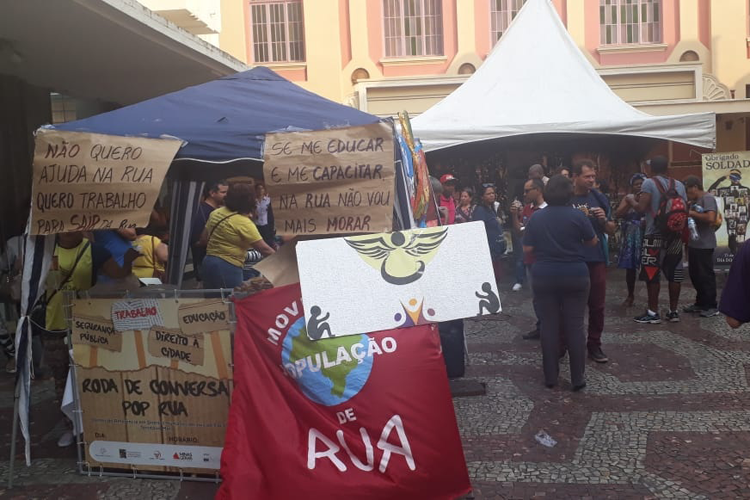 Ato dá visibilidade à população em situação de rua 2 Café com moradores de rua Priamo 2