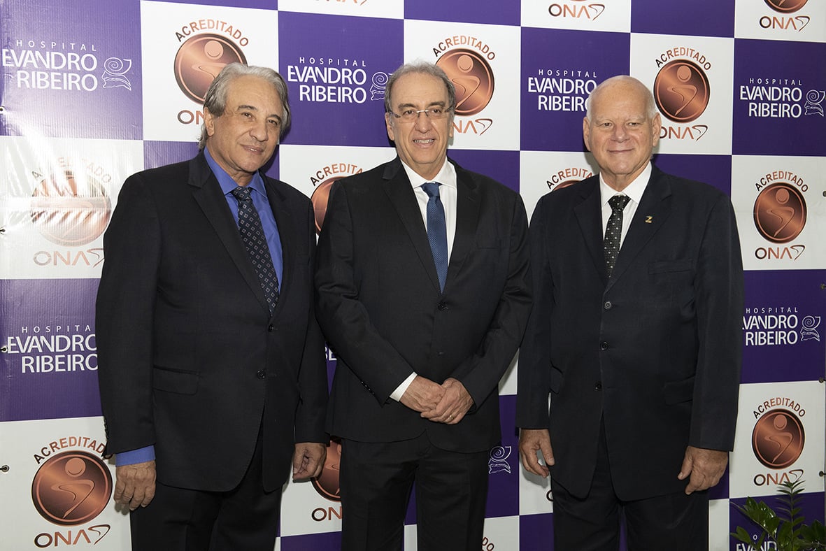 O ex-ministro da Saúde, José Saraiva Felipe, o anfitrião Evandro Ribeiro de Oliveira e Péricles Góes da Cruz 1 O ex-ministro da Saúde, José Saraiva Felipe, o anfitrião Evandro Ribeiro de Oliveira e Péricles Góes da Cruz na entrega do certificado da Organização Nacional de Acreditação (ONA) ao Hospital Evandro Ribeiro, no Teatro Paschoal Carlos Magno Foto: Kempton Vianna