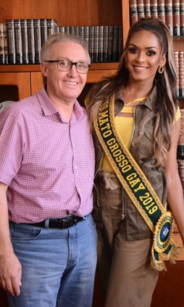 O vereador Juraci Scheffer e a representante do Mato Grosso, Jennifer Lizz (primeira candidata surda a participar do Miss Brasil Gay), que será homenageada com moção de aplauso, na Câmara Foto: Reprodução