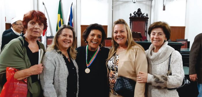 Eriméa Toledo, Margot de Freitas Santos, Flávia Rodrigues de Freitas e Maria Helena Machado Schumann, ladeando a amiga Leda Nagle 1 Eriméa Toledo, Margot de Freitas Santos, Flávia Rodrigues de Freitas e Maria Helena Machado Schumann, ladeando a amiga Leda Nagle, em solenidade na Câmara