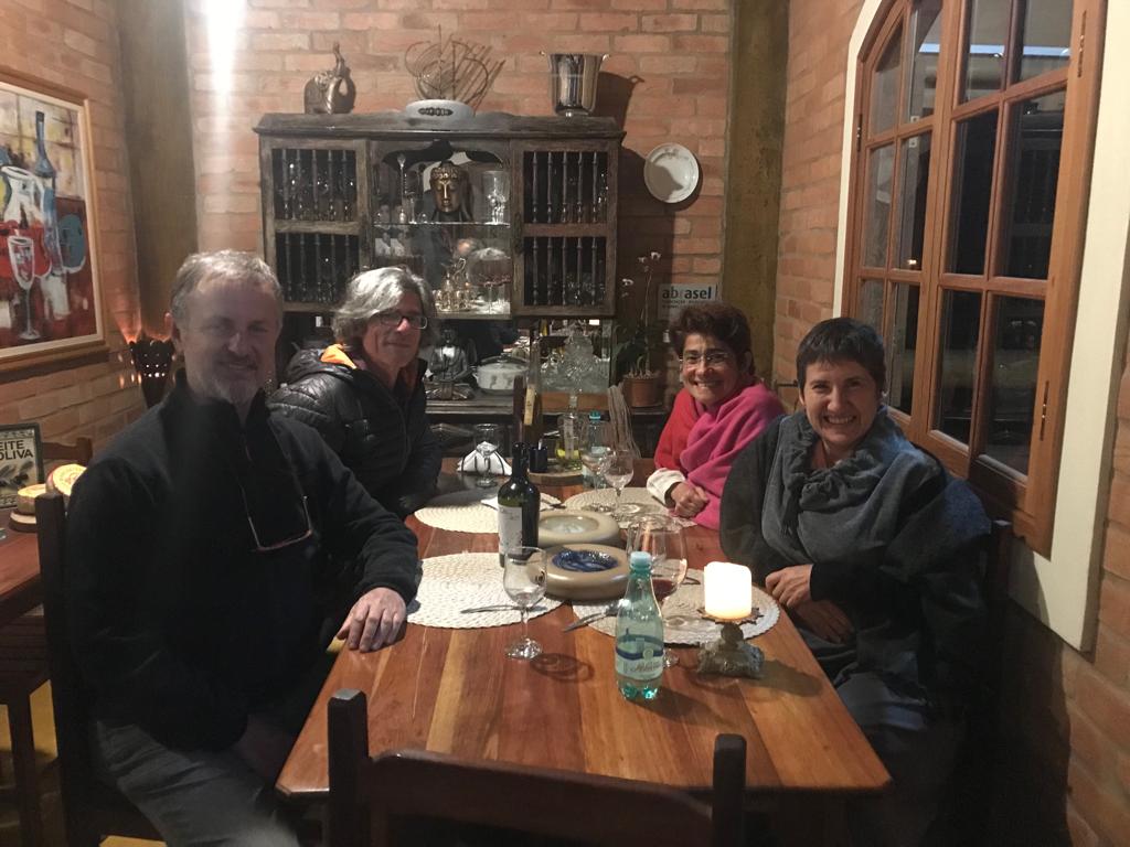 Presenças em Ibitipoca: Mônica Godoy e Daniel Spach (ela, psicanalista, e ele empresário de gastronomia, em Belo Horizonte), Neka Mena Barreto e Rômulo de Mello Silva clicados durante jantar no Oliva Bistrô, em Ibitipoca. Banqueteira famosa, Neka ficou encantada com o cardápio e fez questão de convidar a ‘chef’ Ana Paula Esteves para um ‘tour’ gastronômico em São Paulo.