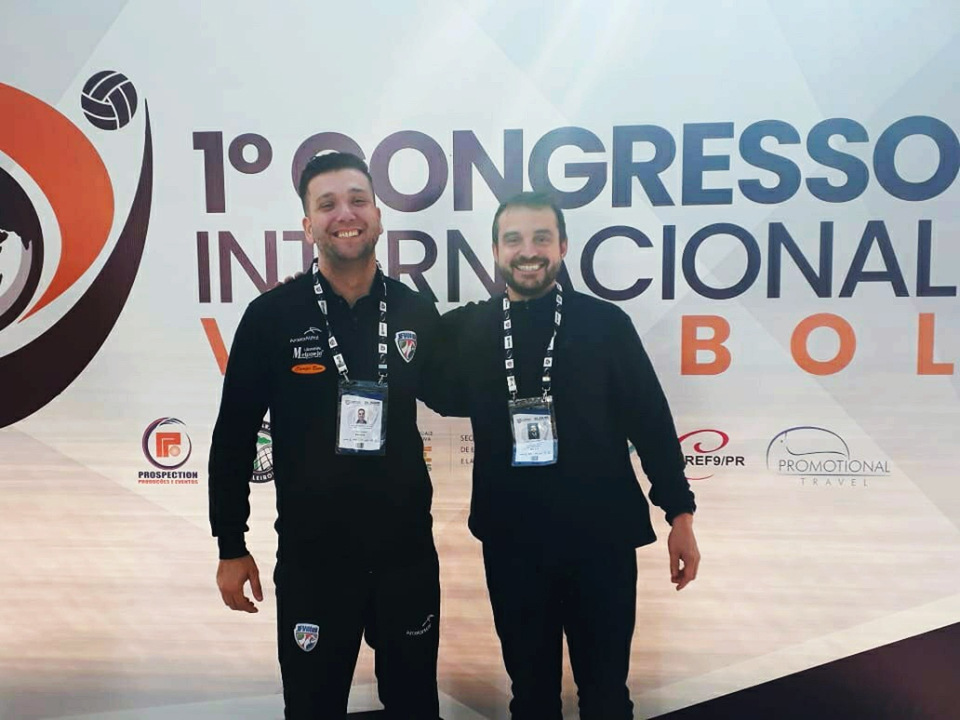 Luísa Rocha, pelas lentes de Johnny Pio, enfeita a coluna dominical 2 Congresso de vôlei no Paraná: Realizado em São José dos Pinhais (PR) com a participação de mais de 200 profissionais, o Congresso Internacional de Voleibol acabou proporcionando o encontro de dois nomes de destaque do esporte em Juiz de Fora. No 'flash', o preparador físico Danilo Coimbra, que trabalhou no JF Vôlei entre 2010 e 2014 e o atual técnico, Marcos Nascimento.