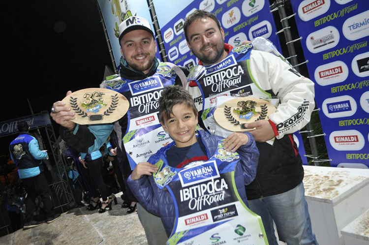 30° IOR: vencedor inédito nas motos e domínio juiz-forano nos carros 3 Matheus Mazzei e Pedro Agrelle com mascote Bernardo Serpa Foto Ãngelo Savastano Divulgação IOR