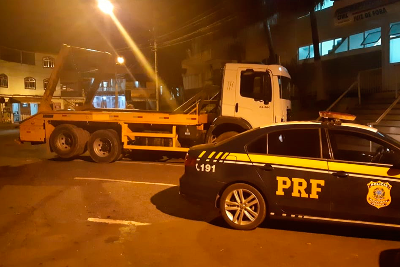 PRF apreende caminhão roubado que presta serviço ao Demlurb 1 Sem Título 1