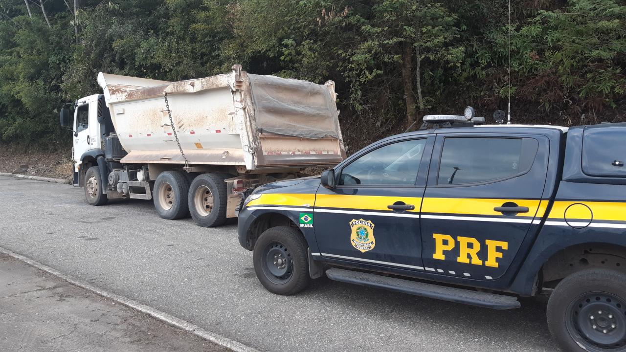 Caminhão com excesso de peso é flagrado na BR-267 1 Veículo apreendido PRF