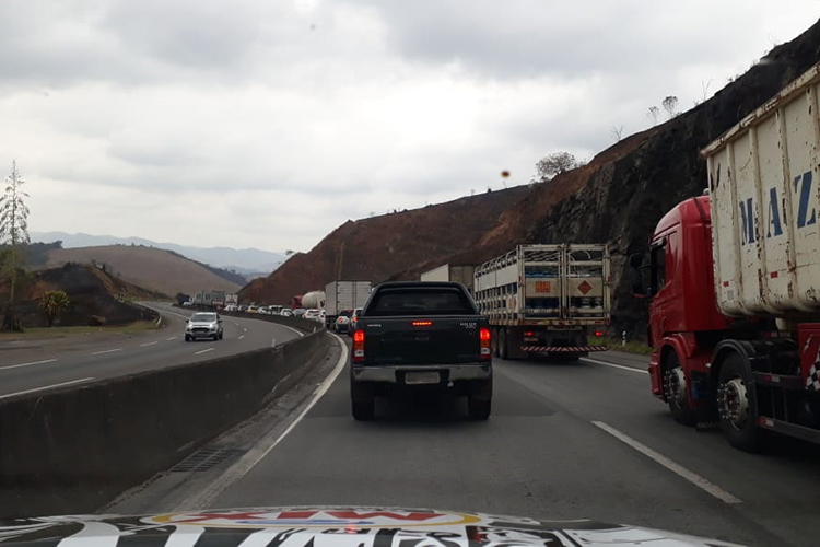 Colisão entre caminhões causa retenção de 1km na BR-040 1 acidente olavo11
