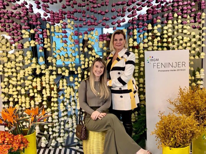 Thaís de Landa Gonçalves e sua mãe Vânia de Landa foram conferir os lançamentos da coleção primavera/verão da Feninjer, a maior feira nacional de joias e relógios, em São Paulo