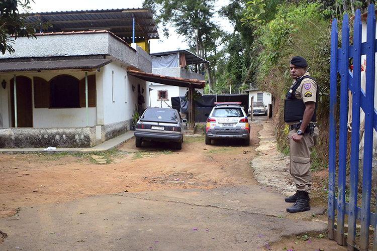 capa policial com boina olavo