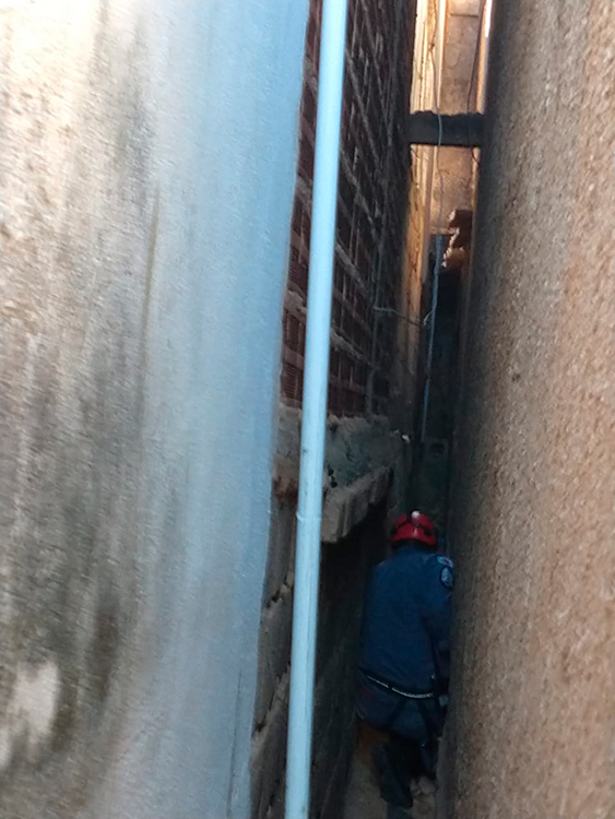 Homem cai de laje e é socorrido em vão de 20 centímetros 1 homem cai de laje by bombeiros 2