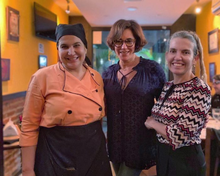 No jantar do Buffalo Wings, Christiane Torloni ladeada pela 'chef' Aline Saggioro e Andréa Saggioro 1 No jantar do Buffalo Wings, Christiane Torloni ladeada pela 'chef' Aline Saggioro, que assinou o cardápio e a irmã Andréa Saggioro, responsável pelo bolo de abacaxi com mousse de chocolate branco