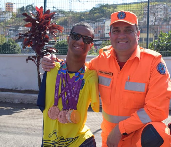 O atleta de natação do Bom Pastor, Gabriel dos Santos com o comandante do 4° BBM, tenente-coronel, Emerson Ramalho 1 O atleta de natação do Bom Pastor, Gabriel dos Santos (cinco medalhas no Parapan de Lima) com o comandante do 4° BBM, tenente-coronel, Emerson Ramalho, na sua chegada à cidade