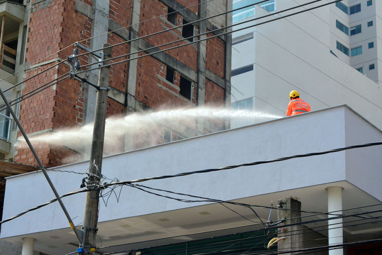 Incêndio atinge prédio em obras no Cascatinha 3 2incendio by olavo prazeres