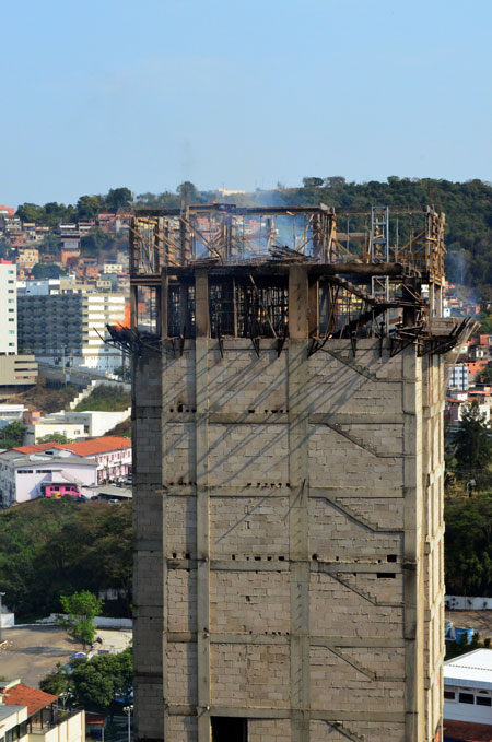 Incêndio atinge prédio em obras no Cascatinha 1 3incendio by olavo prazeres