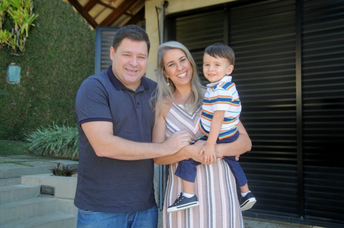 Gustavo e Tatyana D’Agosto Passos com o filho Bernardo, aniversariante desta sexta-feira Foto: Andréa Ottoni