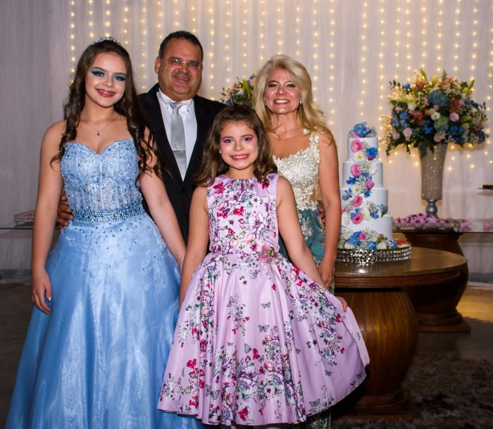 Andressa Sena Vasconcelos clicada na festa de seus 15 anos ao lado dos pais André e Ana Paula Sena Vasconcelos e da irmã Amanda, no Buffet Gutierrez Milione Foto: Rodrigo Zuddio