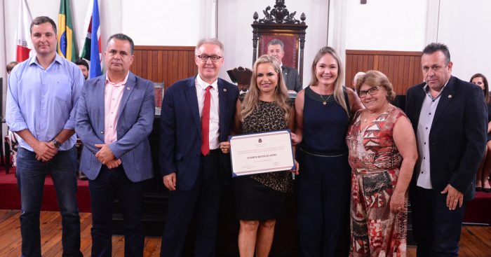 Elizabeth Batista de Castro recebendo o título de cidadã honorária 1 Elizabeth Batista de Castro (recebendo o título de cidadã honorária da ex-vereadora Delegada Sheila de Oliveira), ladeada pelos vereadores, Marlon Siqueira, Kennedy Ribeiro, Juraci Scheffer, Ana Rossignoli e Vagner de Oliveira