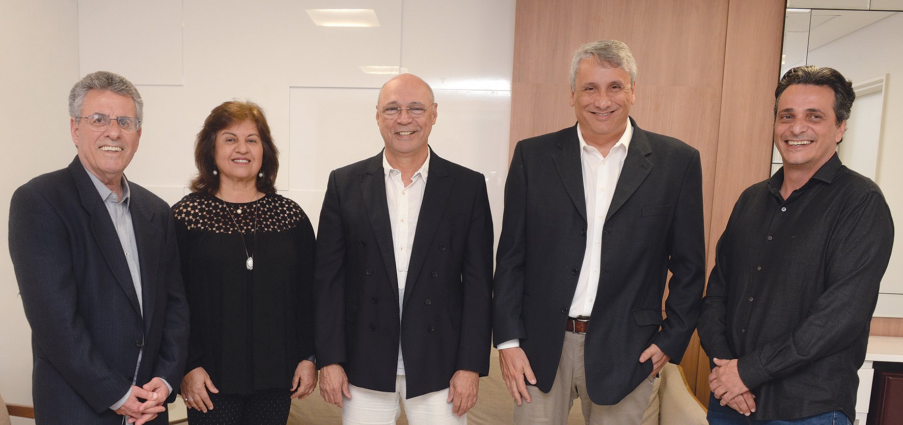 O diretor administrativo financeiro da Unimed, Darlam Kneipp, a diretora de provimento de saúde Nathércia Abrão, o presidente Hugo Borges e o diretor de mercado, Glauco Araújo com o empreendedor do Moinho Center JK, Marcelo Mendonça na assinatura do contrato. Foto: Wólmer Monteiro