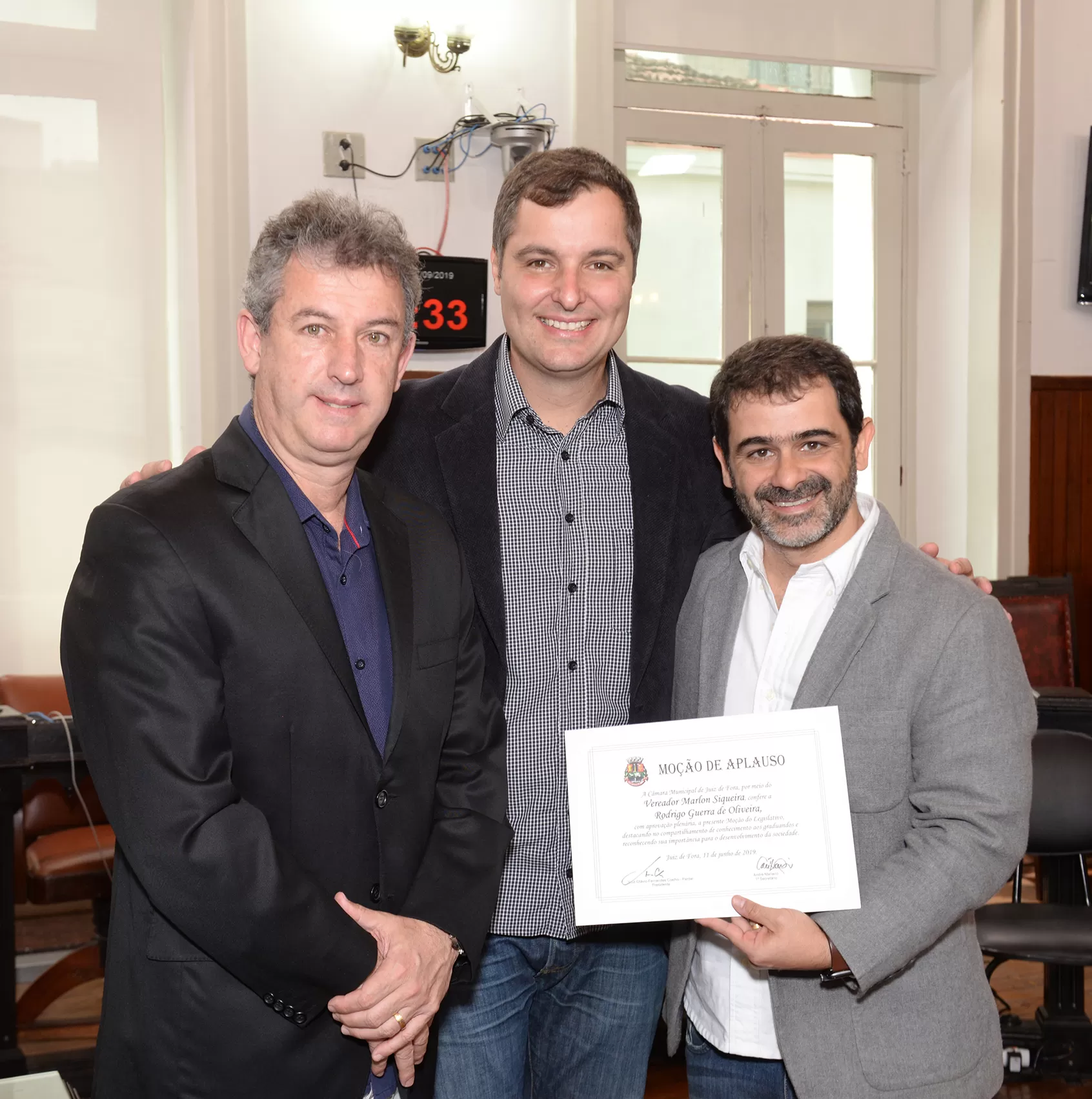 Moção na Câmara: Coordenador de odontologia da Suprema, Rodrigo Guerra recebeu moção de aplauso na Câmara pelos serviços prestados à comunidade. No ‘flash’, o diretor da faculdade Djalma Rabelo, o vereador Marlon Siqueira e o homenageado. Foto: Wólmer Monteiro