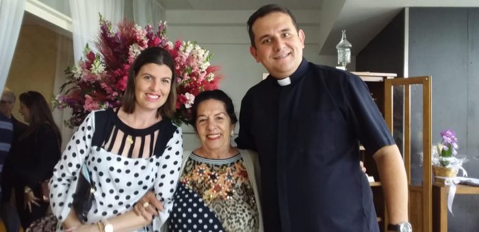 O padre Pierre Cantarino e Ivete Gomes, uma das madrinhas da elegante tarde, no chá beneficente da Igreja São José 2 Também no Espaço Orizzonte, Ana Paula Santos Ferreira, Maria Giovanini Corrêa e o padre Pierre Cantarino