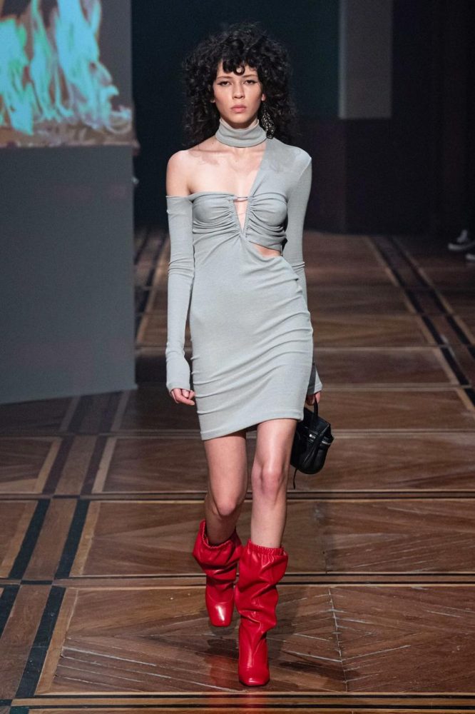 A juiz-forana Isadora Ribeiro, modelo da Allure Internacional 1 A juiz-forana Isadora Ribeiro, modelo da Allure Internacional que estrelou sete páginas na última edição da "Vogue," alçou novos voos no mundo da moda: desfilou, ontem, na Paris Fashion Week