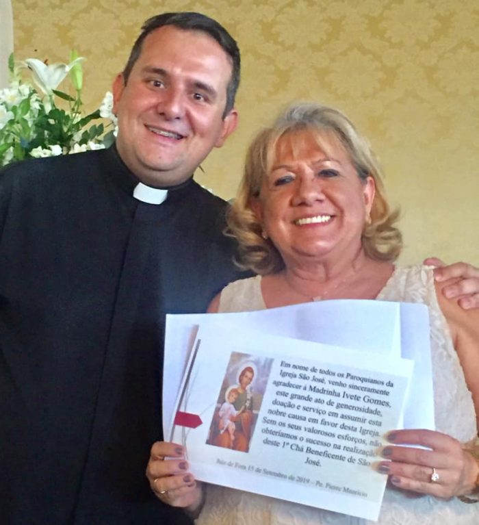 O padre Pierre Cantarino e Ivete Gomes, uma das madrinhas da elegante tarde, no chá beneficente da Igreja São José 1 O padre Pierre Cantarino e Ivete Gomes, uma das madrinhas da elegante tarde, no chá beneficente da Igreja São José