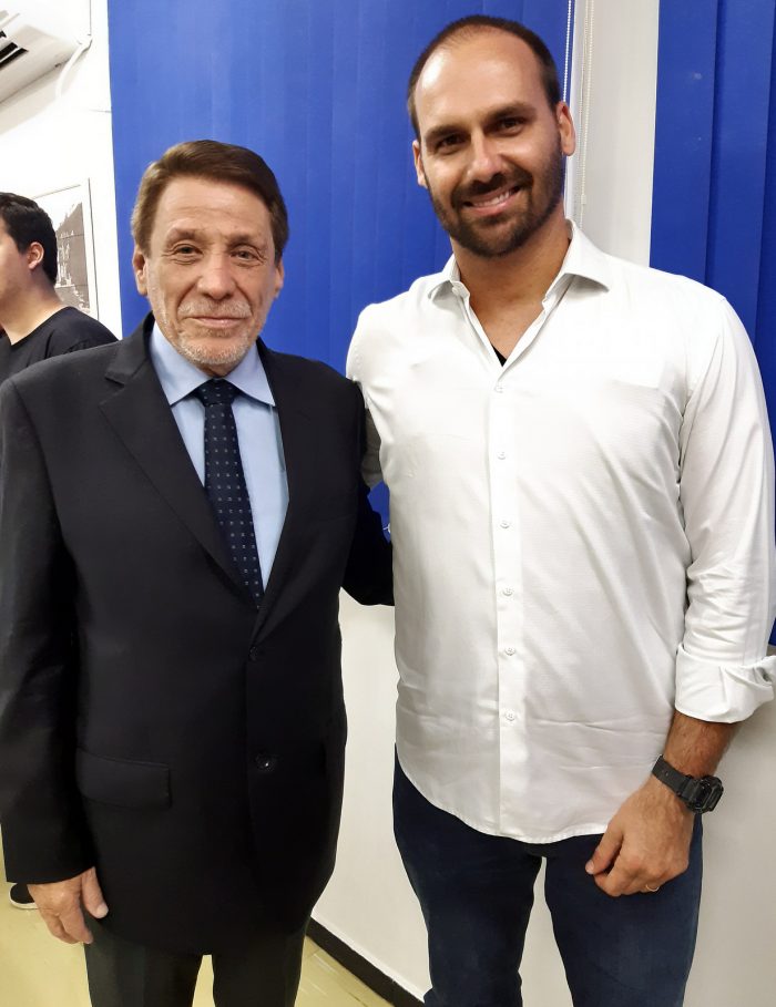 O presidente da Santa Casa, Renato Loures recebeu ontem a visita do deputado Eduardo Bolsonaro 1 O presidente da Santa Casa, Renato Loures recebeu ontem a visita do deputado Eduardo Bolsonaro, que veio à cidade, especialmente, para agradecer em nome de seu pai e dos irmãos o atendimento prestado pelo hospital há um ano