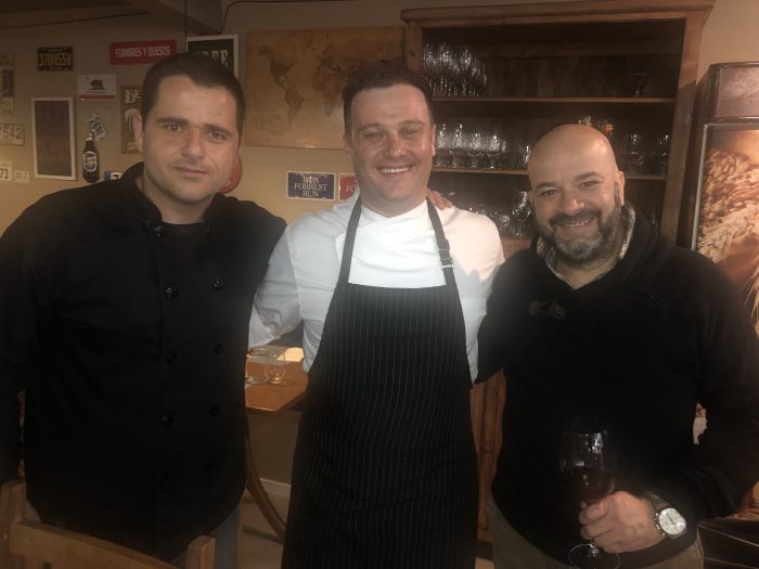 Os ‘chefs’ Thiago Caiafa e Fábio Dutra Lessa com Ricardo Ottoni, da Wine Brands, no jantar harmonizado, anteontem, no Jardim Glória   