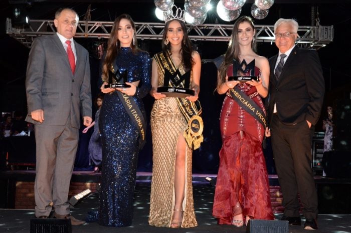 Flash Back 1 Miss Comerciária de Minas Gerais: A Miss Comerciária de Minas Gerais 2019 Laiza Batista (representante de Betim, que também foi eleita Miss Simpatia e Miss Digital), entre Amanda Ester (terceiro lugar), Vanessa Duarte (segundo lugar), o presidente da CDL, Marcos Casarin e o presidente da Federação das CDLs, Frank Sinatra, na festa de encerramento da 26ª Convenção Estadual - Varejo 360º, na Estação São Pedro. Foto: Wólmer Monteiro