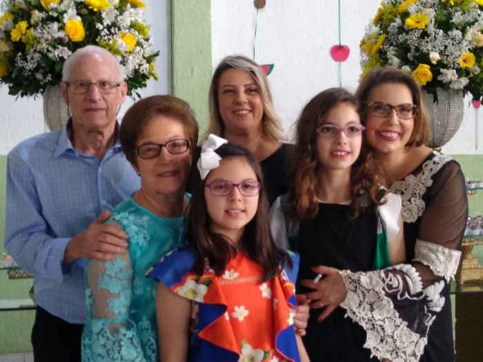 Eles Acontecem 1 Festa em família: Hamlet e Denise Pernisa com as filhas Mayra e Ilse e as netas Sophia Pernisa Kelmer e Marina Pernisa Junqueira, na comemoração dos 80 anos dele e das bodas de ouro do casal.