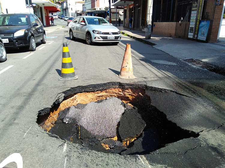Cratera se abre após rompimento da rede de água no Alto dos Passos 1 buraco morais castro by olavo prazeres2