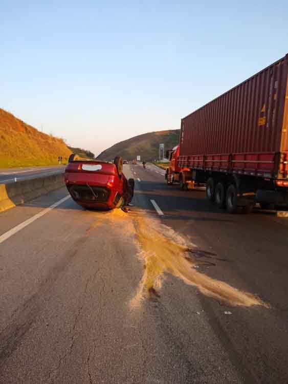 Carro capota após colidir com cavalo que havia sido atropelado 1 cavalo na BR 040 2 bay prf