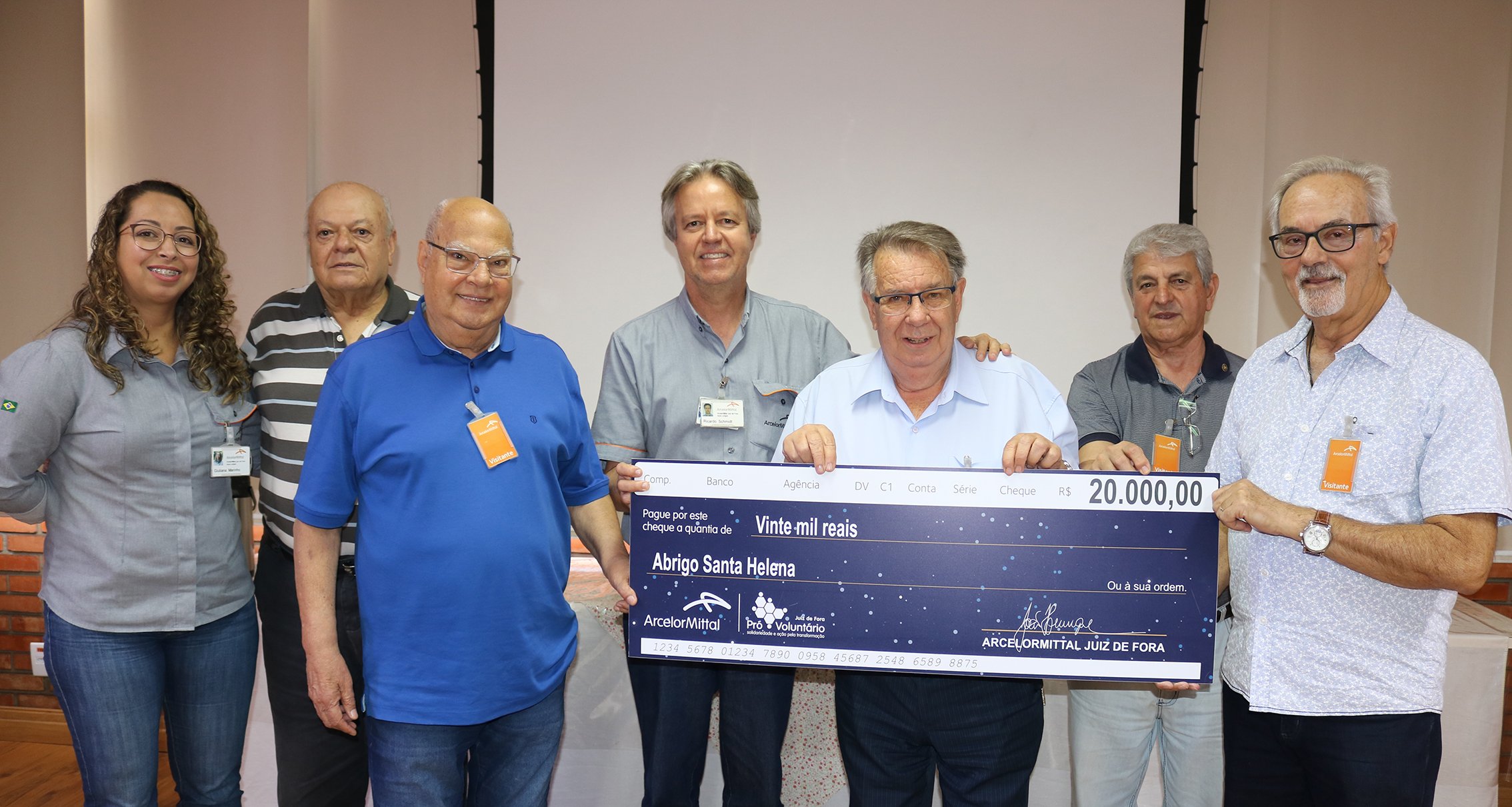 Giuliana Marinho, Orlando Simões, Paulo Ely Braz Pereira, Ricardo Schmidt Araújo, o presidente do Abrigo Santa Helena, Antônio Carlos Estevão, João Batista Mattoso e Alcino Leite 1 Giuliana Marinho, Orlando Simões, Paulo Ely Braz Pereira, Ricardo Schmidt Araújo, o presidente do Abrigo Santa Helena, Antônio Carlos Estevão (recebendo o cheque de R$ 20 mil, arrecadados na Noite Solidária do Pró-Voluntário da ArcelorMittal), João Batista Mattoso e Alcino Leite