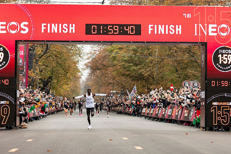 Queniano torna-se o primeiro atleta a correr uma maratona abaixo de 2 horas 1 Ineo Kipchoge record
