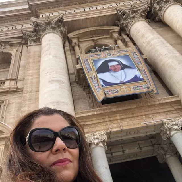 Isabel Lopes no Vaticano 1 Presença no Vaticano: Entre os milhares de brasileiros presentes na Praça de São Pedro para assistir a cerimônia de canonização de Irmã Dulce, estava Isabel Lopes, que fez uma ‘self’ junto ao painel da, agora, Santa Dulce dos Pobres.