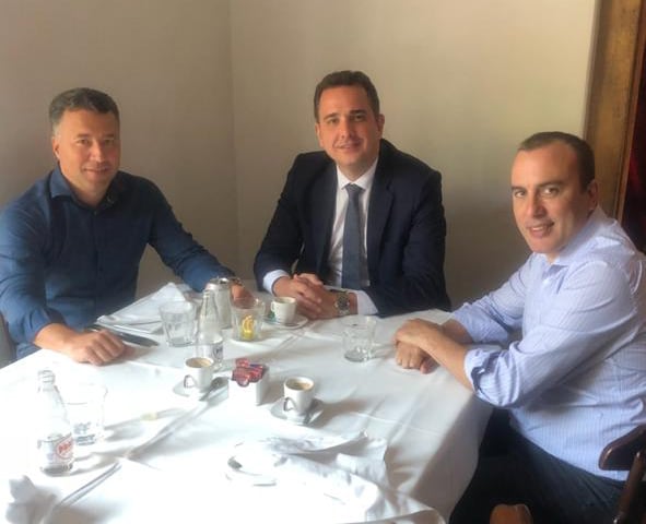 Emilainy Werneck, a nova rainha da primavera da ASE 2 O senador Rodrigo Pacheco, ladeado por Marcelo Detoni e o deputado Noraldino Júnior, ontem, no almoço da Favorita. No cardápio, novos investimentos para a cidade e a Zona da Mata