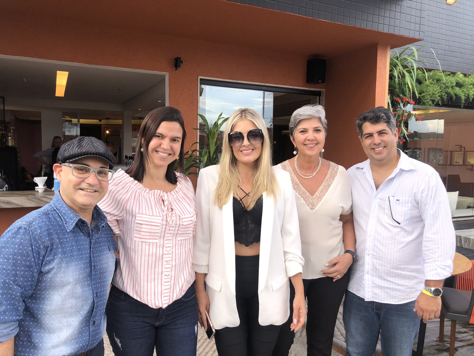 O barista Marquinhos Campos Salles com Nívea Mello, Fernanda Cotta, Maria Luiza (Bozó) Barbosa Pinto e Alexandre Oliveira 1 O barista Marquinhos Campos Salles com Nívea Mello, Fernanda Cotta, Maria Luiza (Bozó) Barbosa Pinto, que assina o banheiro da suíte nupcial na Casa Design, e Alexandre Oliveira clicados no sofisticado ‘rooftop’, projetado por Fernanda, para o terraço do Victory Hotel